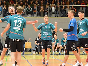 Grund zum Jubeln hatten die Hammelburger Volleyball-Herren nicht nur auf dem Spielfeld, sondern auch bei der diesjährigen Sportlerehrung der Stadt Hammelburg, bei der das Team zur Mannschaft des Jahres gekürt wurde. Fotos: ssp (1), Ehling (2)