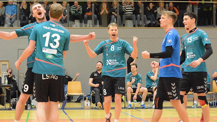 Grund zum Jubeln hatten die Hammelburger Volleyball-Herren nicht nur auf dem Spielfeld, sondern auch bei der diesjährigen Sportlerehrung der Stadt Hammelburg, bei der das Team zur Mannschaft des Jahres gekürt wurde. Fotos: ssp (1), Ehling (2)