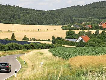 An der Kreisstraße von Neubrunn nach Kirchlauter soll genau zwischen der Photovoltaikanlage und dem bestehenden Haus die Überplanung des Gewerbegebietes "Großes Stück" stattfinden. Fotos: Günther Geiling