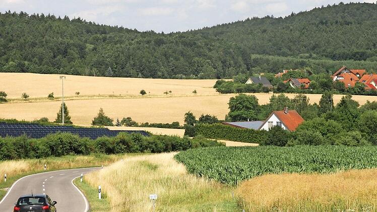 An der Kreisstraße von Neubrunn nach Kirchlauter soll genau zwischen der Photovoltaikanlage und dem bestehenden Haus die Überplanung des Gewerbegebietes "Großes Stück" stattfinden. Fotos: Günther Geiling