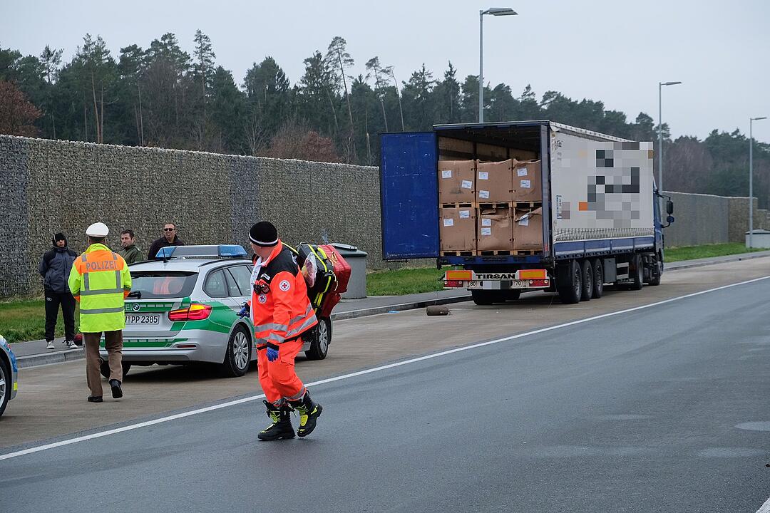 A6 im Kreis Ansbach: Klopfgeräusche aus dem Lkw – Polizei findet sechs Flüchtlinge