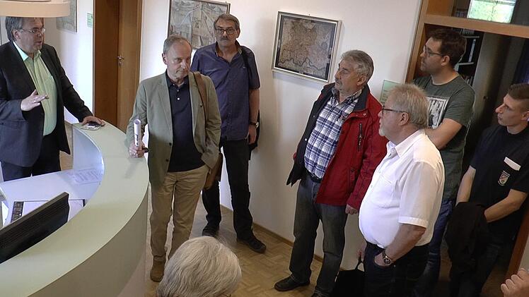B&uuml;rgermeister Ru&szlig; (links) und die Gemeinder&auml;te sind begeistert von dem neuen Empfangsbereich im Ersten Stock. Mit im Bild (an der Theke) Architekt J&uuml;rgen Rebhahn.