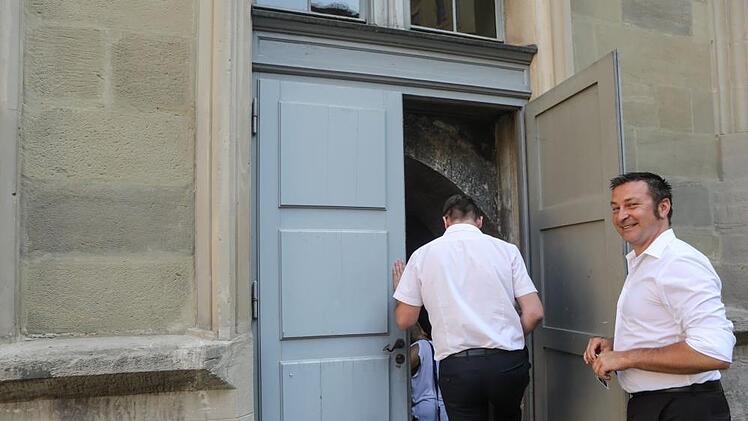 Hier geht es hinein in die Unterwelt der Ehrenburg, rechts: Veranstalter Oli Schneider.Foto: Barbara Herbst