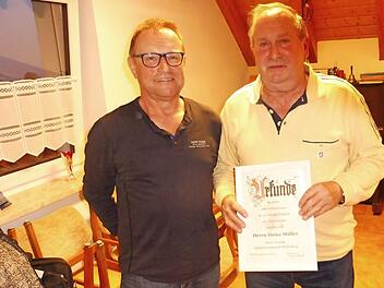 In der Jahresversammlung der Jagdgenossenschaft Wildenberg würdigte der neue Vorsteher Wolfgang Hauck (links) seinen Vorgänger Heinz Müller. Foto: Dieter Wolf