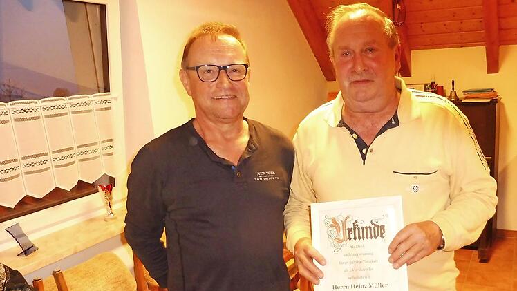 In der Jahresversammlung der Jagdgenossenschaft Wildenberg würdigte der neue Vorsteher Wolfgang Hauck (links) seinen Vorgänger Heinz Müller. Foto: Dieter Wolf