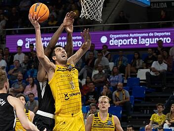 Den 2,16 Meter großen Georgier Giorgi Shermadini im kanariengelben Trikot von Iberostar Teneriffa gilt es für die Bamberger zu kontrollieren. Im Hintergrund rechts der Finne Sasu Salin. Foto: championsleague.basketball