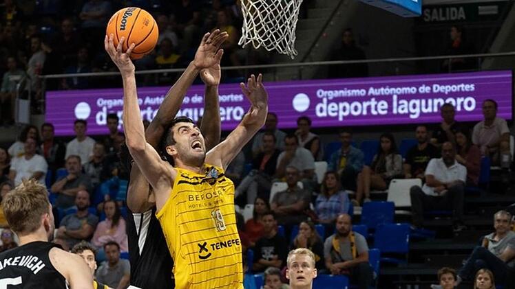 Den 2,16 Meter großen Georgier Giorgi Shermadini im kanariengelben Trikot von Iberostar Teneriffa gilt es für die Bamberger zu kontrollieren. Im Hintergrund rechts der Finne Sasu Salin. Foto: championsleague.basketball