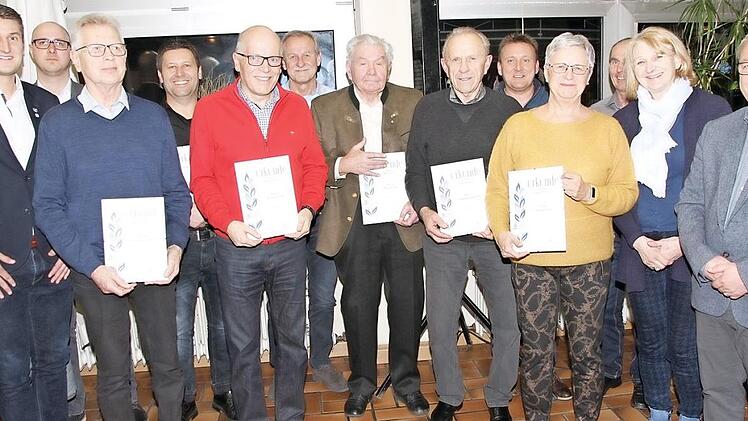 Die für 40-, 50-, 60-, 65- und 70-jährige Vereinszugehörigkeit geehrten Mitglieder mit Vorsitzendem Peter Wieneck, den beiden stellvertretenden Vorsitzenden Matthias Müller und Thomas Güthlein sowie Bärbel Flessa von der Bayerischen Sportjugend  Foto: Mathias Erlwein