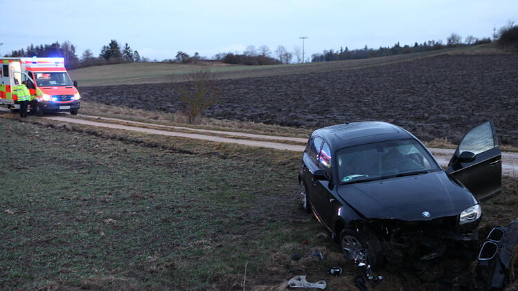 Im Wassergraben gelandet: BMW-Fahrer verliert die Kontrolle &uuml;ber sein Fahrzeug