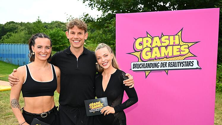 Julia R&ouml;mmelt, Max Wei&szlig;enb&ouml;ck und Laura Maria Rypa begleiten Reality-Sternchen bei wagemutigen Outdoor-Aufgaben.