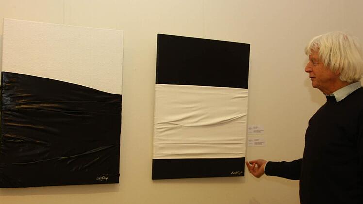 Jury-Vorsitzender Jürgen Sandweg vor Werken von Horst Kießling, Deutschland