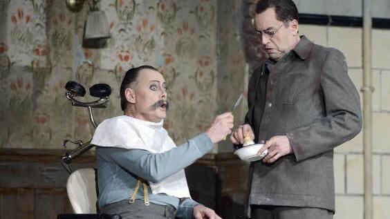Wozzeck (Dietrich Volle, rechts) rasiert den Hauptmann (Matthias Grätzel)