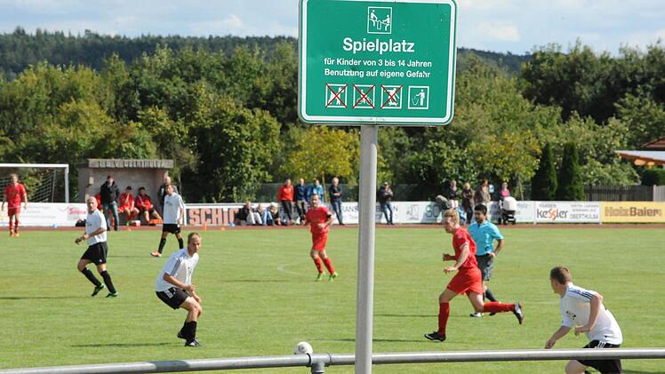 Klare Ansage für die Fußballer in Oberthulba. Foto: Hopf
