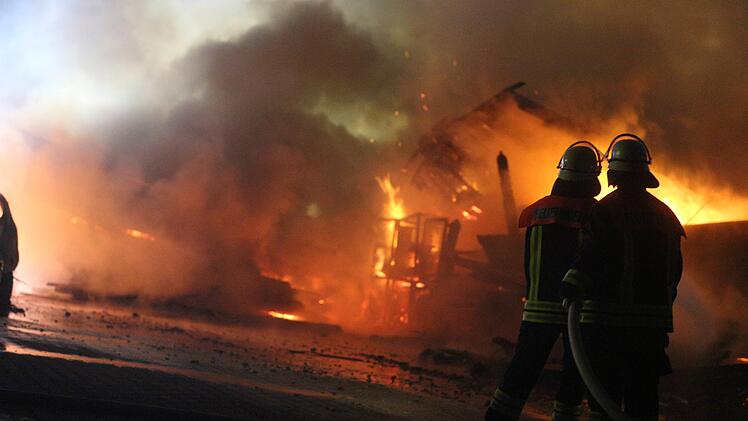 Grossbrand vernichtet Schreinerei samt Anbauten und Fuhrpark - Millionenschaden