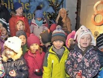Die Kinder bei ihrem Auftritt  Foto: Roland Meister