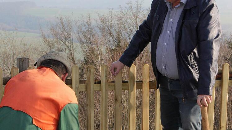 Um Besucher vor den steilen Abhängen zu schützen, wurde an der Terrasse ein neuer Zaun angebracht.