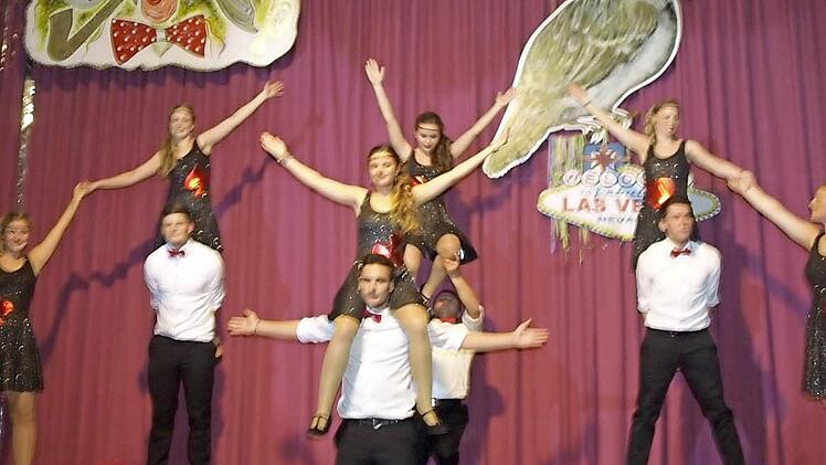 Eine Augenweide war die Showtanzgruppe mit "Las Vegas". Foto: Geiger