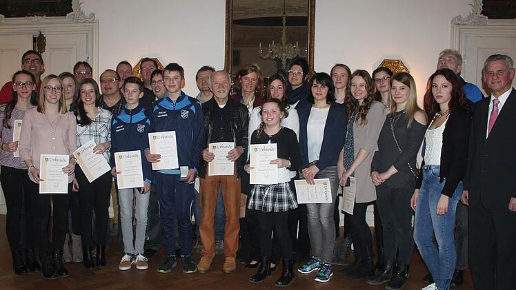 An 30 Sportlerinnen und Sportler wurde die Bronzemedaille überreicht.