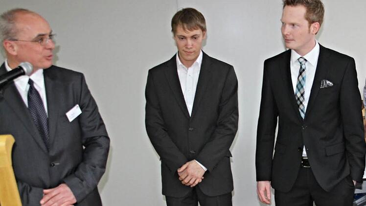 Gerne lauschen die wegen besonderer Leistung ausgezeichneten jungen Schreinermeister den Worten von Schulleiter Oliver Dünisch (links). Es sind dies (weiter von links) Andreas Hofer und Michael Zeller Foto: Helmut Will