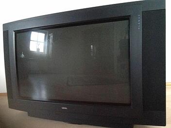 Erinnern Sie sich noch: Solche Fernseher gab es früher. Und es soll heute sogar noch Leute geben, die in so einen Kasten glotzen. Foto: Jürgen Gärtner