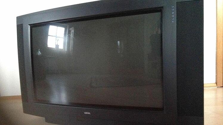 Erinnern Sie sich noch: Solche Fernseher gab es früher. Und es soll heute sogar noch Leute geben, die in so einen Kasten glotzen. Foto: Jürgen Gärtner