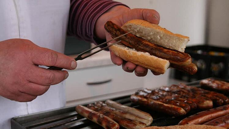 Bei Helga Hofmann wurde die Bratwurst über echter Holzkohle gegrillt. Foto: Daniela Schütte