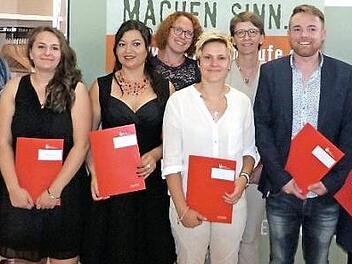 Die Absolventinnen und Absolventen, die eine Eins vor dem Komma hatten. Von links: Anja Martin, Schulleiter Jan Banet, Denise Bittermann, Nicole Hanisch, Lisa Köhler, Fränze Vollert, Ute Dörfler, Christian Heinz, Corinna Turek und Nadine Schramm. Foto: Werner Reißaus