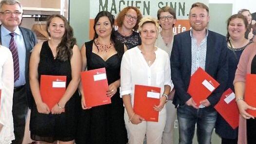 Die Absolventinnen und Absolventen, die eine Eins vor dem Komma hatten. Von links: Anja Martin, Schulleiter Jan Banet, Denise Bittermann, Nicole Hanisch, Lisa Köhler, Fränze Vollert, Ute Dörfler, Christian Heinz, Corinna Turek und Nadine Schramm. Foto: Werner Reißaus