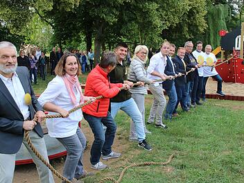 Alle Sponsoren für den Spielplatz zogen an einem Strang, um die Spielgeräte  mit zu finanzieren. Foto: Dieter Britz