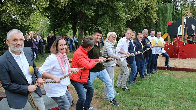 Alle Sponsoren für den Spielplatz zogen an einem Strang, um die Spielgeräte  mit zu finanzieren. Foto: Dieter Britz
