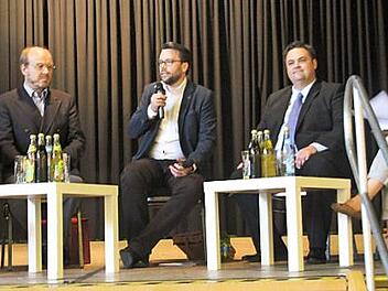 Sie wollen, dass in Bayern gleichwertige Lebensverhältnisse geschaffen werden (von links): MdL Jürgen Baumgärtner, SPD-Landtagskandidat Ralf Pohl, Moderator Robert Hümmer, FW-Landtagskandidat Michael Zwingmann und die Landtagskandidatin für die Grünen, Edith Memmel.  Foto: Veronika Schadeck