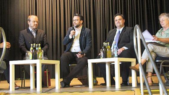 Sie wollen, dass in Bayern gleichwertige Lebensverhältnisse geschaffen werden (von links): MdL Jürgen Baumgärtner, SPD-Landtagskandidat Ralf Pohl, Moderator Robert Hümmer, FW-Landtagskandidat Michael Zwingmann und die Landtagskandidatin für die Grünen, Edith Memmel.  Foto: Veronika Schadeck