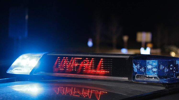 Ein schwerer Verkehrsunfall an Heiligabend fand ein gl&uuml;ckliches Ende. Eine f&uuml;nfk&ouml;pfige Familie in Unterfranken blieb trotz &Uuml;berschlag und Landung auf dem Dach nahezu unverletzt. Symbolbild: News5