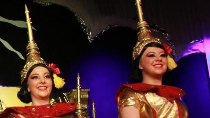 Die Maxi-Garde als "Tempeltänzerinnen". Foto: Jürgen Gärtner