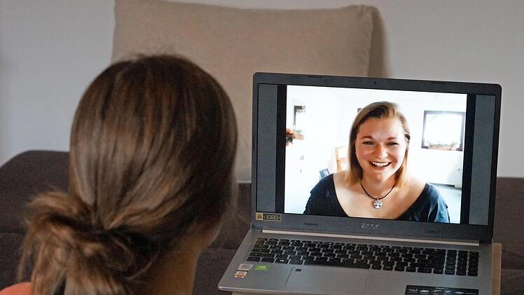 VHS-Kursleiterin Jana Harrison kommt ins heimische Wohnzimmer der Teilnehmer. Foto: Ramona Löffler