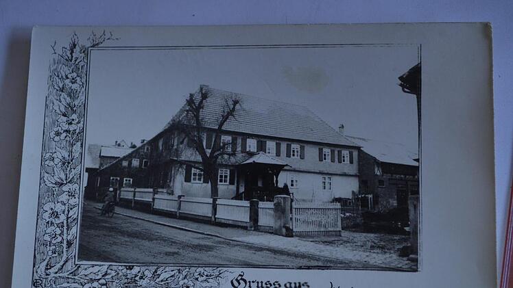 Die Postkarte, die den Hessenhof zeigt, als er um 1900 noch in Neuses lag, hat Detlef Heß von seiner Großmutter erhalten. Foto: Gabi Bertram
