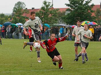 Steht er oder fällt er? Das ist hier die Frage beim Duell zwischen dem Rothhäuser Markus Müller (rechts) und dem Großwenkheimer Sascha Rudolph. Foto: Martin Potschka