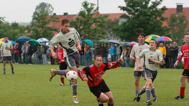 Steht er oder fällt er? Das ist hier die Frage beim Duell zwischen dem Rothhäuser Markus Müller (rechts) und dem Großwenkheimer Sascha Rudolph. Foto: Martin Potschka