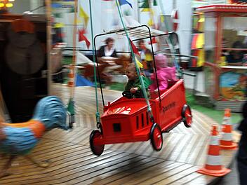 Während die Eltern sich auf den Kellern eine Maß Berg-Bier gönnen, fahren die Kleinen Karussell. Foto: Michael Busch