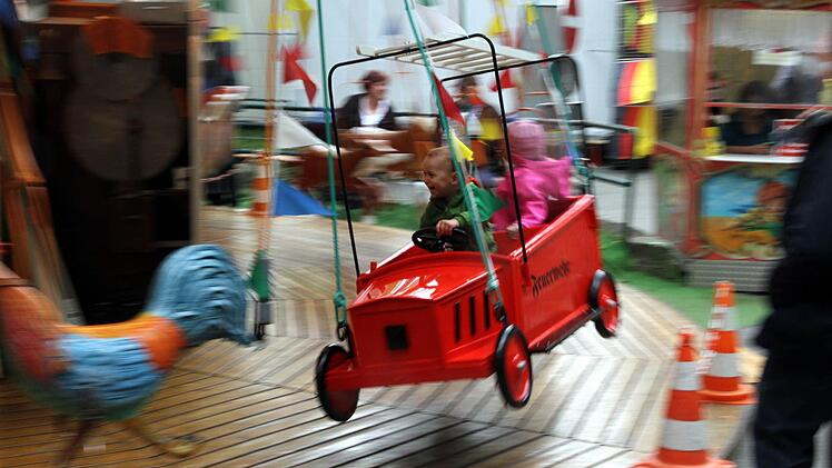 Während die Eltern sich auf den Kellern eine Maß Berg-Bier gönnen, fahren die Kleinen Karussell. Foto: Michael Busch