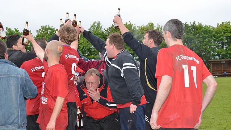 Schnappschüsse nach dem Titelgewinn mit dem Sieg in Albertshausen.