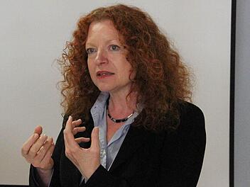 Grünen-Spitzenkandidatin Margarete Bause diskutierte im Mehrgenerationenhaus Haßfurt engagiert mit.
