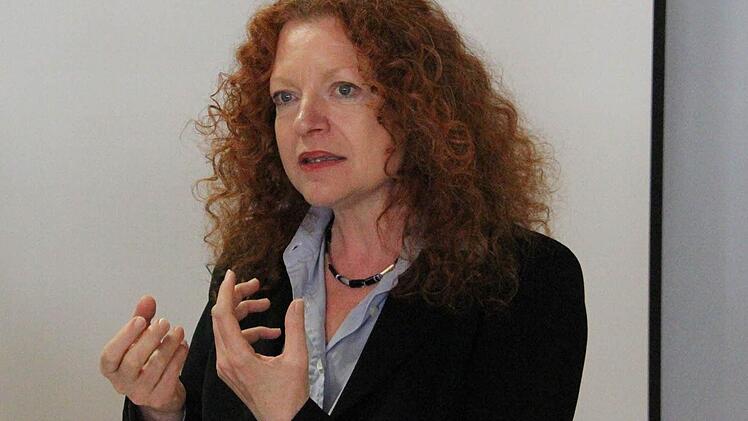 Grünen-Spitzenkandidatin Margarete Bause diskutierte im Mehrgenerationenhaus Haßfurt engagiert mit.