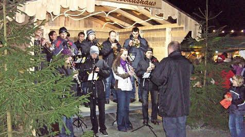 Der Musikverein Marktleugast spielt mit advent- und weihnachtlichen Weisen auf.