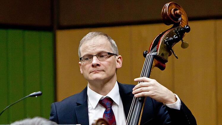 Impressionen vom Neujahrskonzert des "Musizierkreises Neustadt": Dietmar Engels am KontrabassFoto: Jochen Berger
