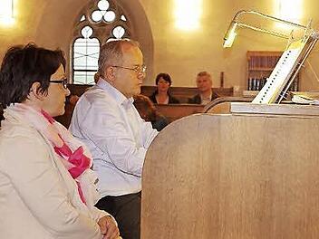 Dekanatskantor Marius Popp spielte auf der Orgel Melodien, die in Kirchen eher selten zu hören sind.  Foto: Heike Schülein