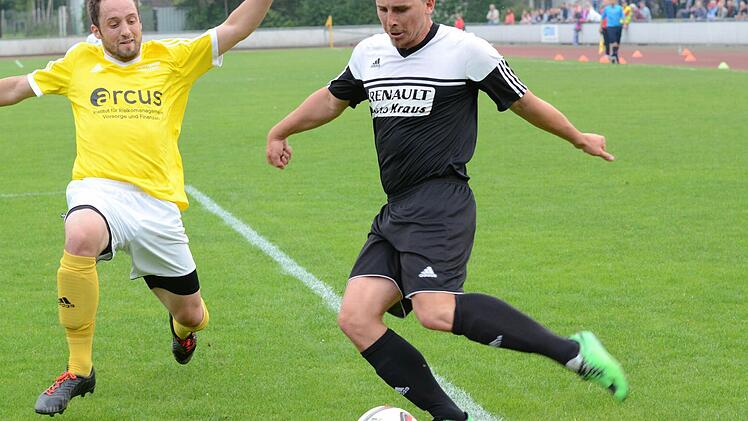 Die Erlanger um Marcel Kohl (rechts) gerieten gegen Ebensfeld eine Minute vor Schluss in R&uuml;ckstand, schafften aber noch den Treffer zum 2:2. Foto: herzopress