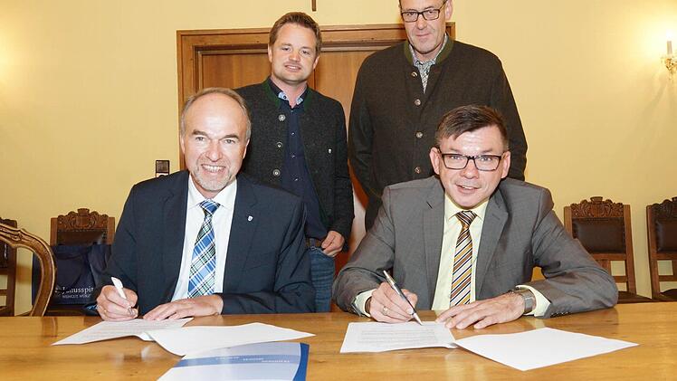 Vertragsunterzeichnung (von links): Walter Herberth, Matthias Wallrapp, Hubertus Tumpach, Armin Warmuth. Foto: Guzy