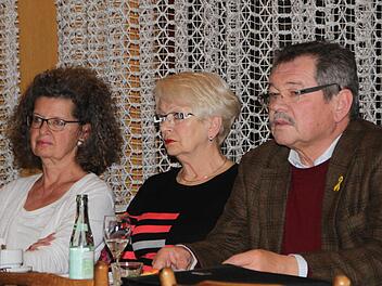 Ernste Mienen: Der scheidende Vorsitzende Hans Rohrmüller (v. r.) und seine Stellvertreterinnen Gisela Knüttel und Karin Ott. Foto: Ulrike Müller