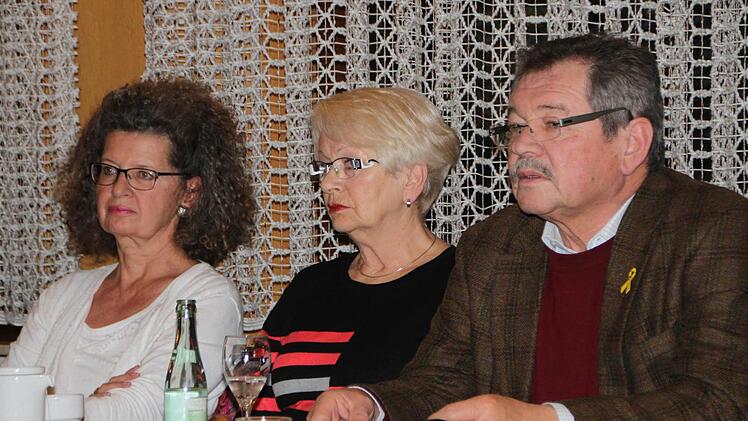 Ernste Mienen: Der scheidende Vorsitzende Hans Rohrmüller (v. r.) und seine Stellvertreterinnen Gisela Knüttel und Karin Ott. Foto: Ulrike Müller
